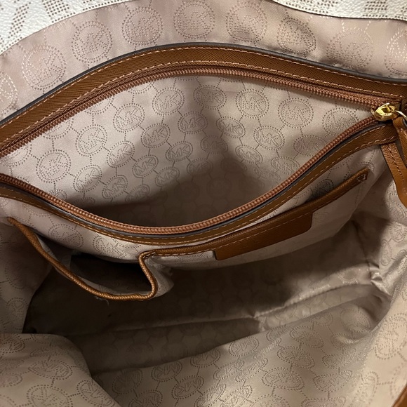 Michael Kors authentic tote - Picture 10 of 10